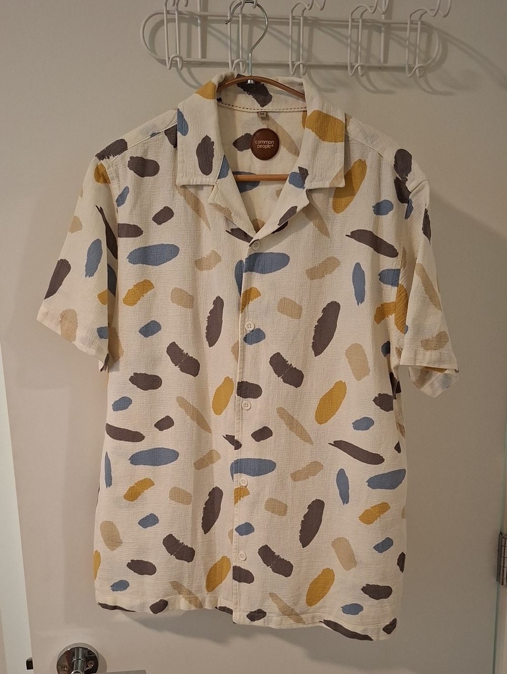 Common People 100% Cotton White & Paint Print Rough Knit Resort Shirt (Size M)